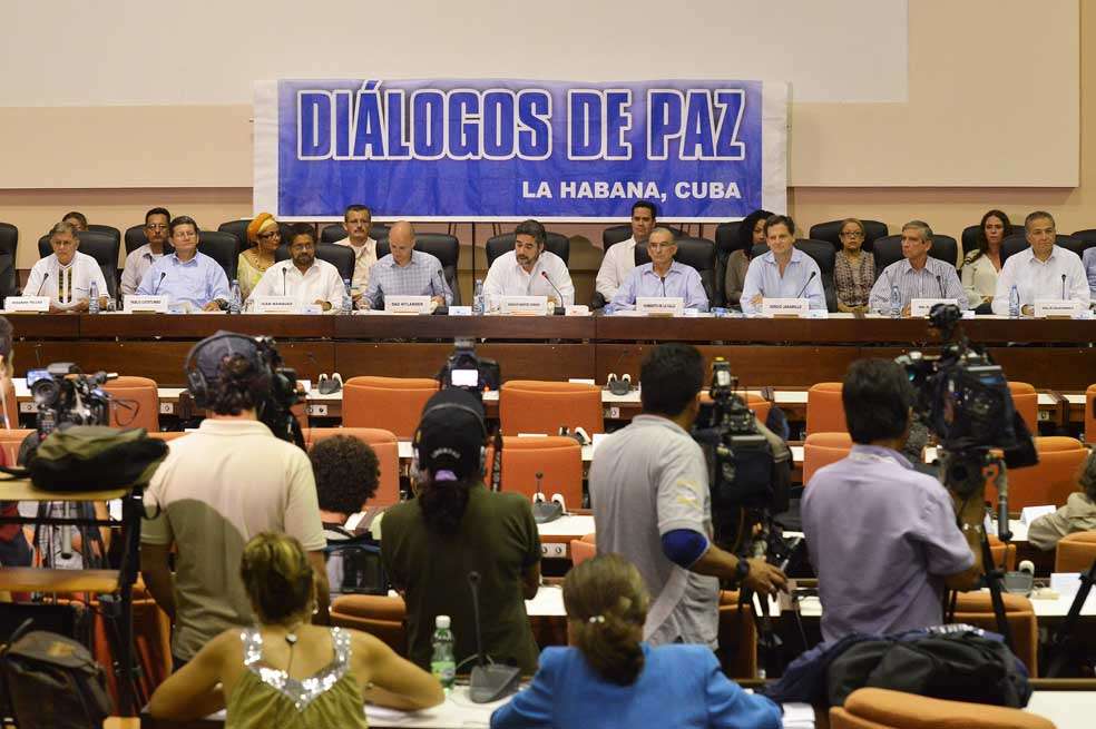 Las delegaciones del Gobierno y de las Farc, ayer en La Habana, durante el anuncio de un acuerdo sobre solución al problema de las drogas ilícitas.