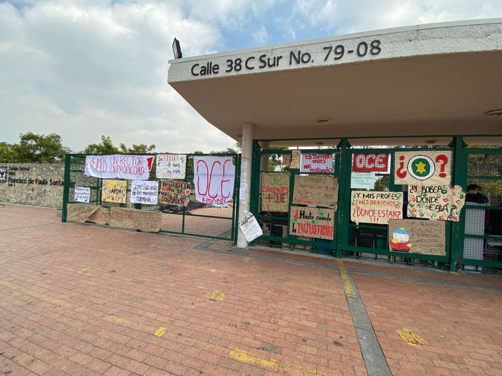 INEM en Kennedy después de 10 días de protesta pacífica por parte de sus estudiantes.