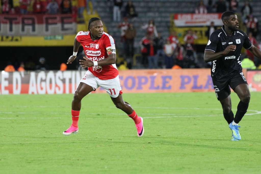 Jugador de Santa Fe durante el compromiso ante América de Cali en el Estadio El Campin de Bogotá