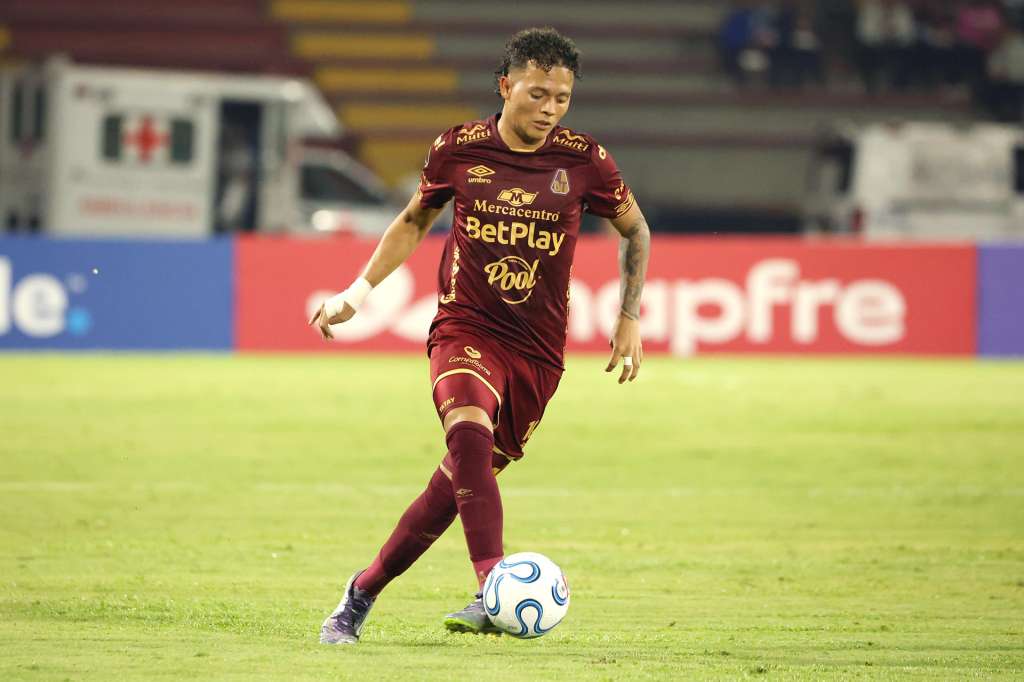 GR2004. IBAGUÉ (COLOMBIA), 07/04/2026.- Juan Pablo Torres de Tolima controla el balón este martes, en un partido de la Copa Libertadores entre Tolima y Universitario en el estadio Manuel Murillo Toro en Ibagué (Colombia). EFE/ Agencia Unido360