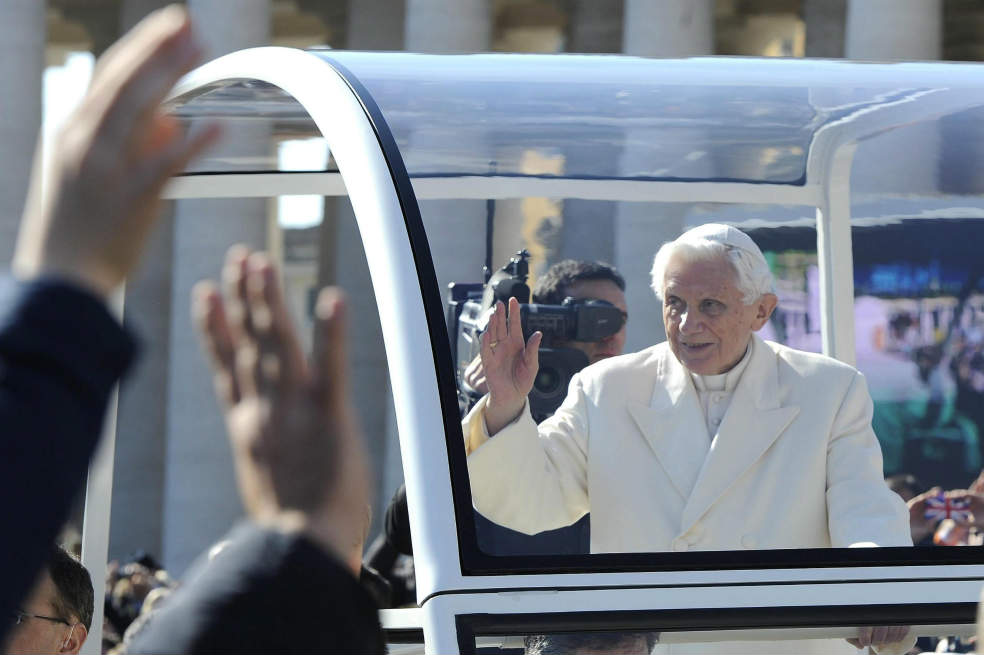 Ayer, Benedicto XVI hizo su último recorrido por la Plaza de San Pedro saludando feligreses. / EFE