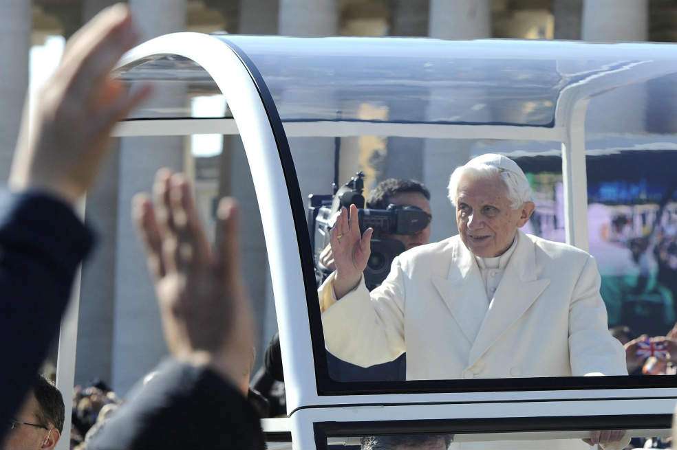 Ayer, Benedicto XVI hizo su último recorrido por la Plaza de San Pedro saludando feligreses. / EFE
