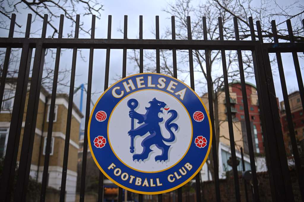 London (United Kingdom), 28/02/2022.- The logo of English Premier League side Chelsea FC on display outside Chelsea's ground at Stamford Bridge in west London, Britain, 28 February 2022. Chelsea owner Roman Abramovich has passed stewardship to the club's charitable foundation amid sanctions on people associated with the Russian State following the Russian invasion of Ukraine. (Rusia, Ucrania, Reino Unido, Londres) EFE/EPA/NEIL HALL