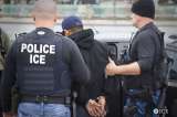 ¿Privacidad para ICE? Agentes piden anonimato en fotos donde arrestan a migrantes