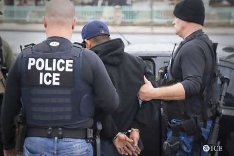 No ir a la iglesia por temor: la lucha contra las redadas migratorias de Trump