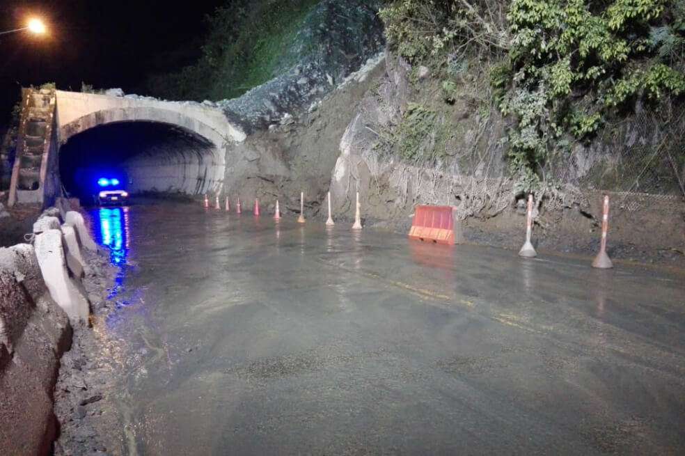 La vía Bogotá-Villavicencio se encuentra cerrada desde hace tres días a causa de un derrumbe. / Coviandes