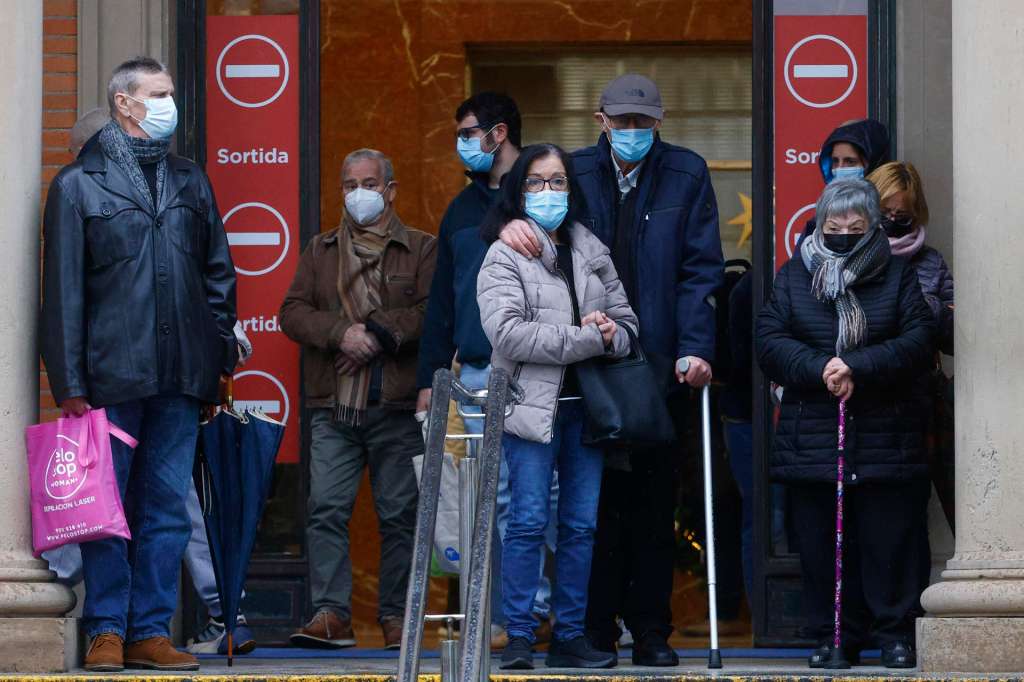 FOTODELDÍA GRAFCAT6043. BARCELONA, 23/12/2025.- Varias personas en la entrada del hospital Vall d'Hebron de Barcelona este martes cuando el departamento de Salud ha anunciado que después de semanas de un crecimiento vertiginoso, la incidencia de la gripe ha descendido ligeramente en la última semana en Cataluña, aunque sigue en niveles muy altos de transmisión, con más de 30.000 diagnósticos nuevos en los últimos 7 días. EFE/ Quique García
