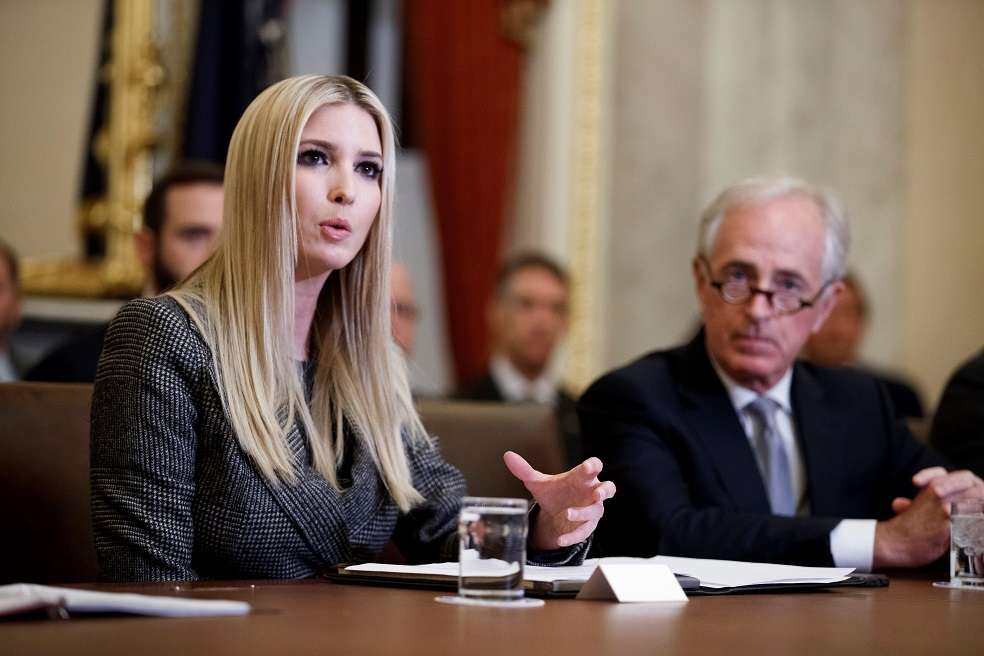 STX40. WASHINGTON (ESTADOS UNIDOS), 14/11/2018.- Ivanka Trump (i), hija y asistente del presidente de los Estados Unidos Donald J. Trump, participa en una conferencia de prensa para discutir la implementación de la Ley de Construcción hoy, miércoles 14 de noviembre de 2018, en el Capitolio de los Estados Unidos ,en Washington (EE.UU.). La Ley de Buen Uso de las Inversiones que llevan al Desarrollo (BUILD) se presenta como una forma innovadora de poner dinero del sector privado para que trabaje en los países en desarrollo, construyendo infraestructura, creando acceso por primera vez a la electricidad, iniciando negocios, creando empleos y, finalmente, reduciendo la necesidad de ayuda exterior estadounidense. EFE/ Shawn Thew