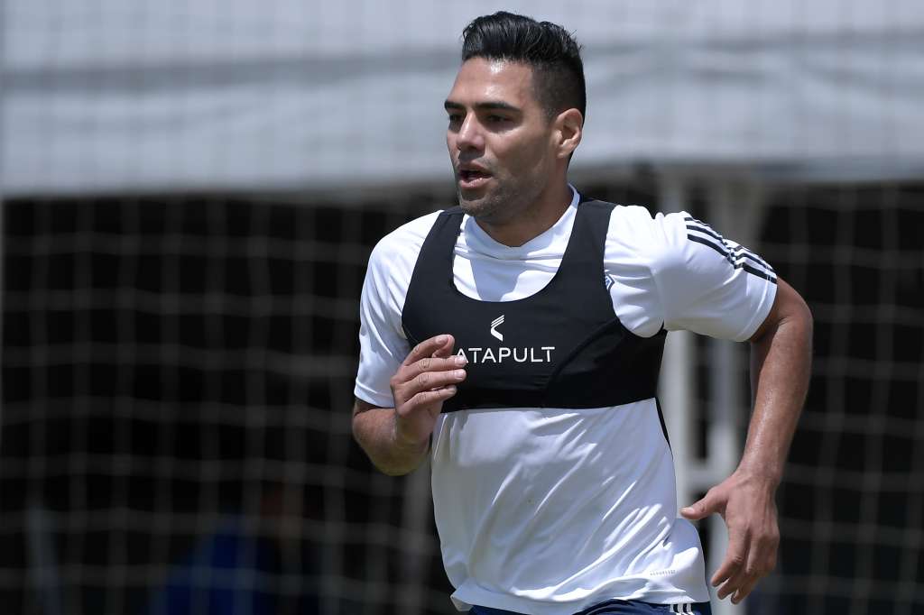 Futbolista en rueda de prensa y entrenamiento, siendo presentado como el goleador de Millonarios.