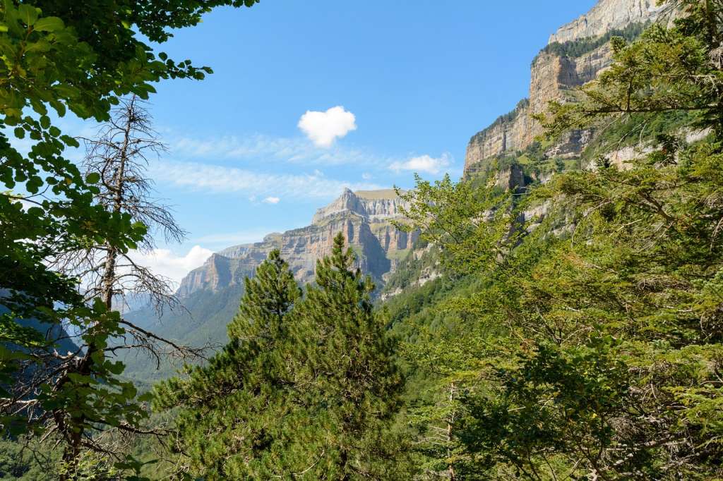 El Parque Nacional de Ordesa y Monte Perdido, ubicado en el Pirineo oscense dentro de la comarca del Sobrarbe, provincia de Huesca, es uno de los espacios naturales más emblemáticos de España