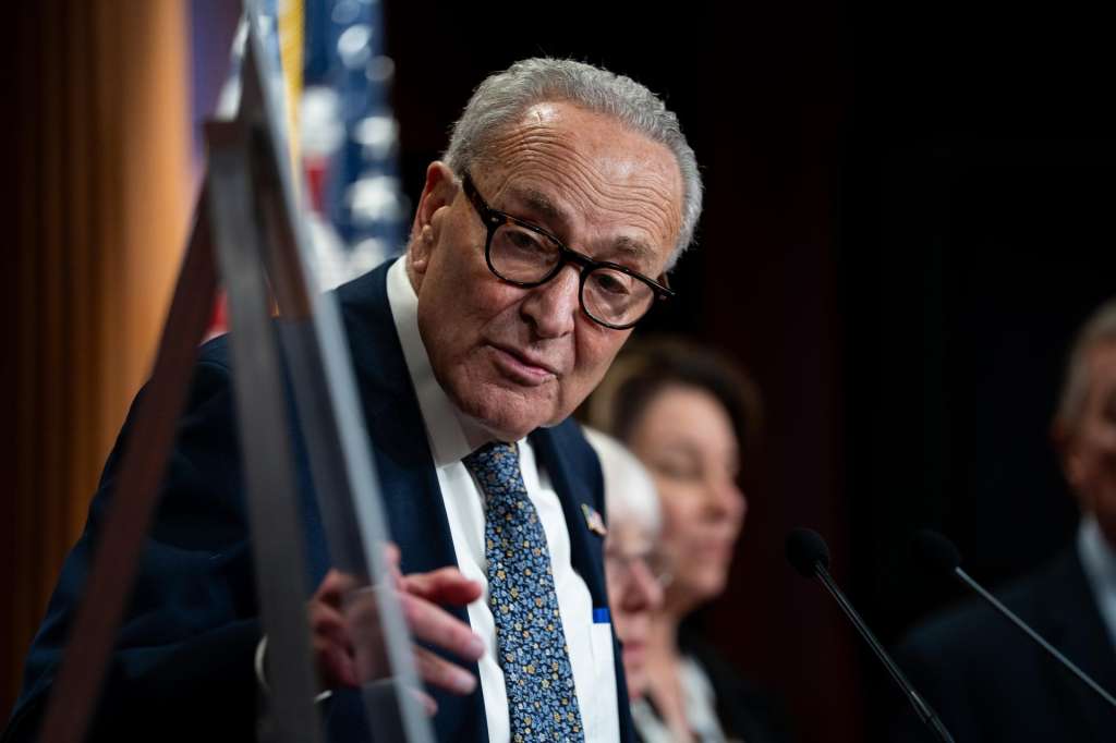 WASHINGTON, DC (United States), 30/09/2025.- Senator Chuck Schumer, a Democrat from New York, speaks at a press conference following a failed vote at the US Capitol, in Washington, DC, USA, 30 September 2025. Democrat and Republican leadership are taking part in negotiations to avoid a government shutdown due at midnight tonight. (Nueva York) EFE/EPA/ALLISON ROBBERT