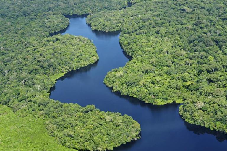 La Amazonía brasileña restringe su transporte fluvial para contener al coronavirus