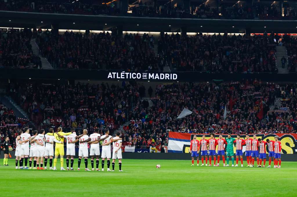 . MADRID, 25/01/2024.- Jugadores del Sevilla y del Atlético de Madrid durante un minuto de silencio en honor a los aficionados del Sevilla fallecidos este miércoles por la mañana en accidente de tráfico, cuando viajaban en coche hacia Madrid, para asistir al partido de cuartos de final de la Copa del Rey de fútbol entre el Atlético de Madrid y el Sevilla, este jueves en el estadio Civitas Metropolitano. EFE/ Juanjo Martin