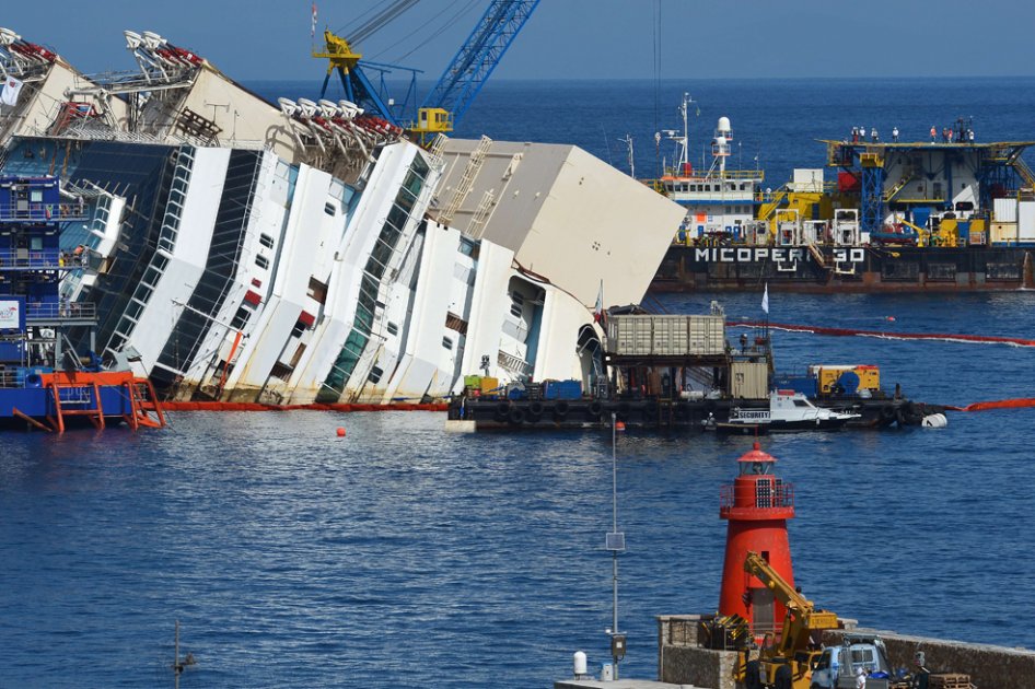 Un viernes 13 ocurrió el accidente del Costa Concordia, que dejó 32 muertos y que es atribuido al capitán italiano por navegar muy rápido y muy cerca de la costa italiana de la Isla del Giglio aún no se aclara.