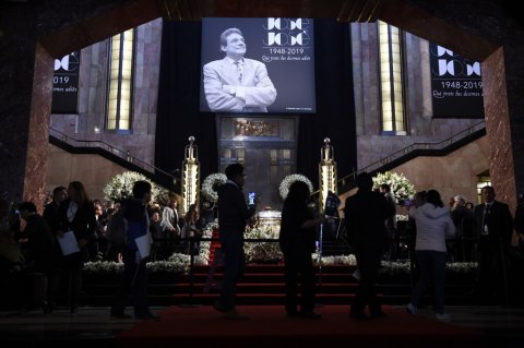 Mexicanos despiden a José José