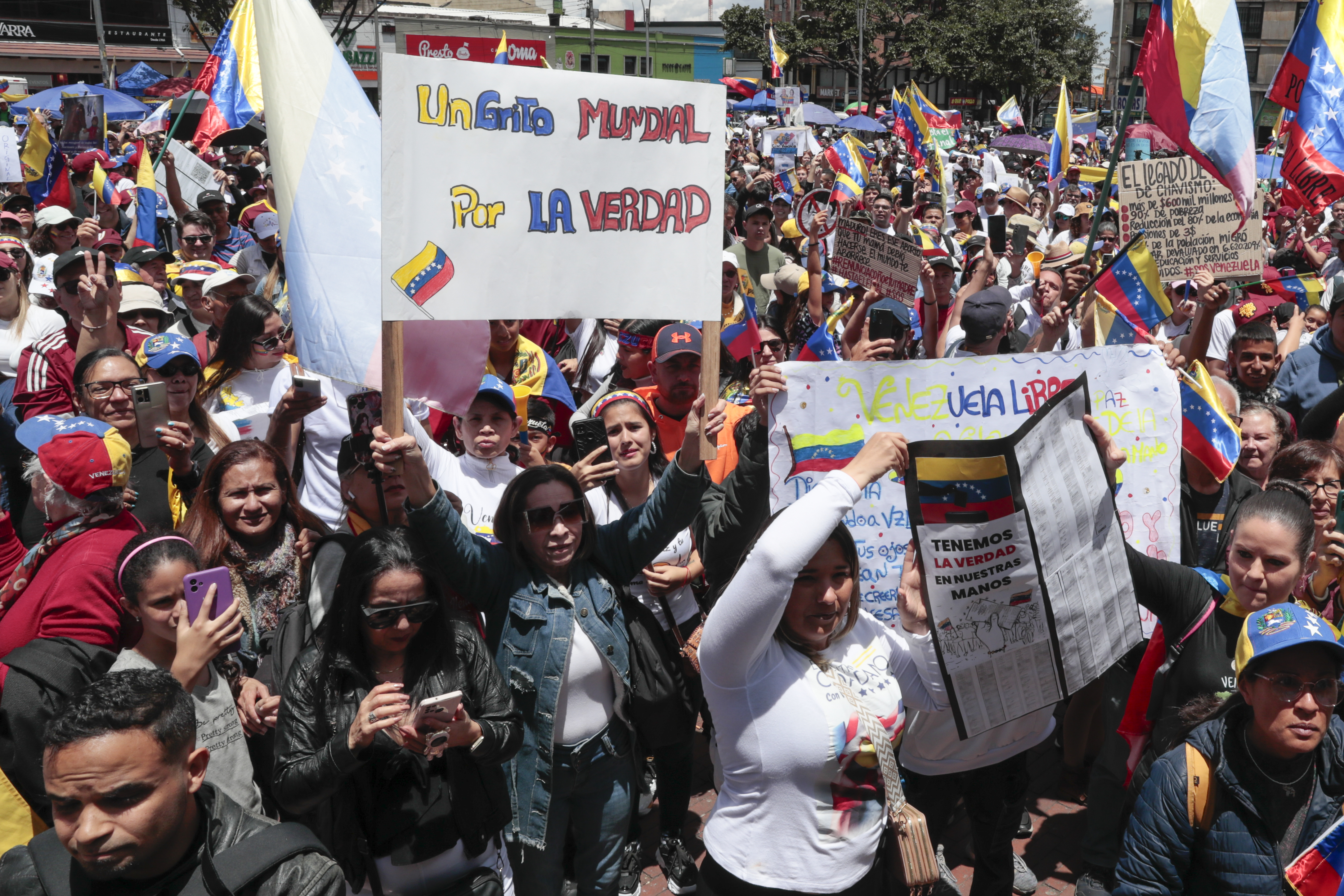 AME1195. BOGOTÁ (COLOMBIA), 17/08/2024.- Ciudadanos venezolanos se concentran para manifestarse en contra de los resultados oficiales de las elecciones en Venezuela este jueves, en Bogotá (Colombia). Venezolanos en todo el mundo se reunieron para denunciar los resultados oficiales de las elecciones que dieron como vencedor al chavista Nicolás Maduro y han sido cuestionados por la comunidad internacional. EFE/ Carlos Ortega