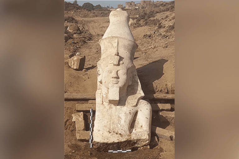 Descubren la parte superior de una antigua estatua de un faraón egipcio