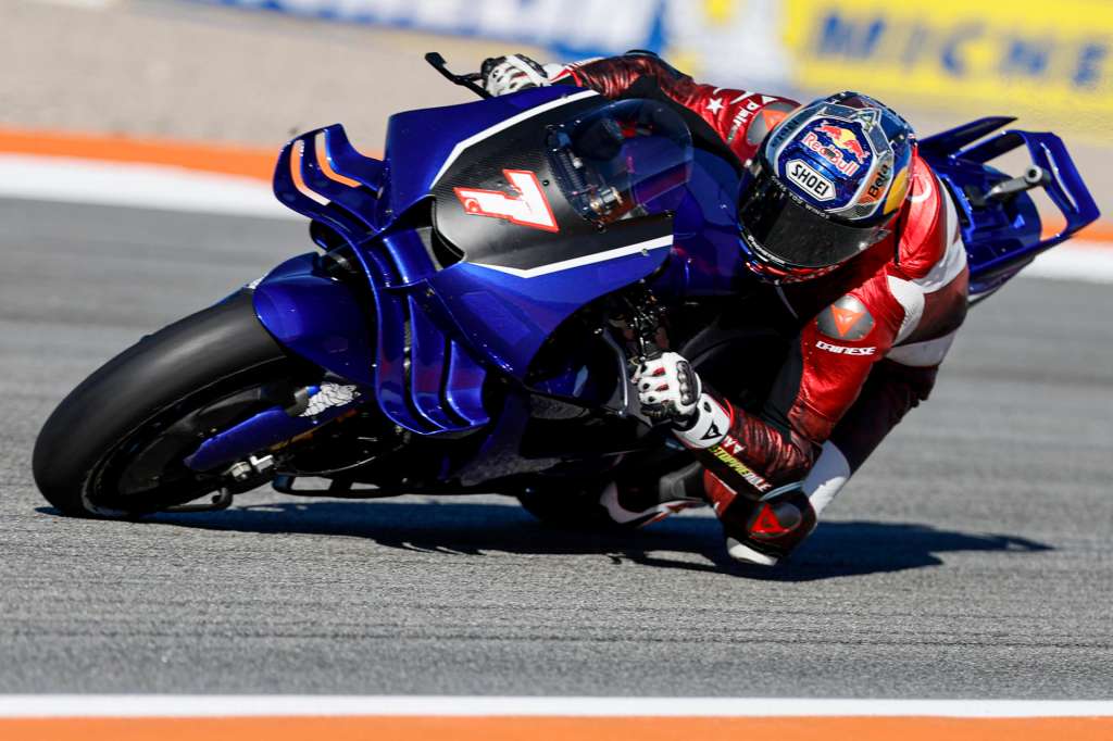 GRAFCVA757. CHESTE (VALENCIA), 16/11/2025.- El piloto turco Toprak Razgatlioglu, campeón del mundo de Superbikes, rodando con su moto del equipo Prima Pramac Yamaha de Moto GP en el Circuito Ricardo Tormo. EFE/Ana Escobar
