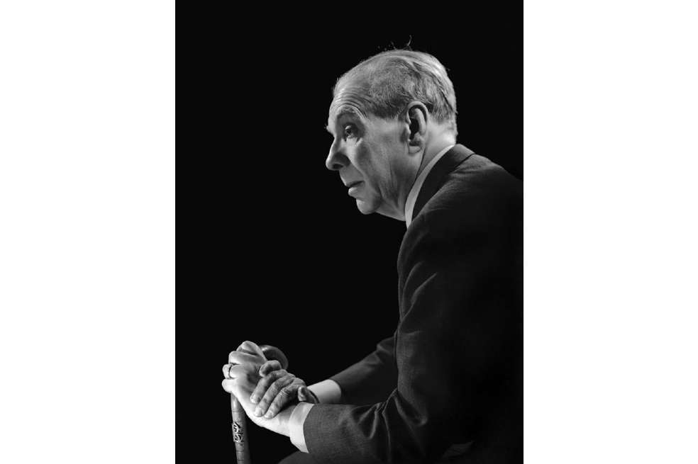 El escritor argentino Jorge Luis Borges (1899-1986) es autor de los libros "Artificios", "Ficciones", "El libro de la arena", "Libro de sueños", "Fervor de Buenos Aires" entre otros.