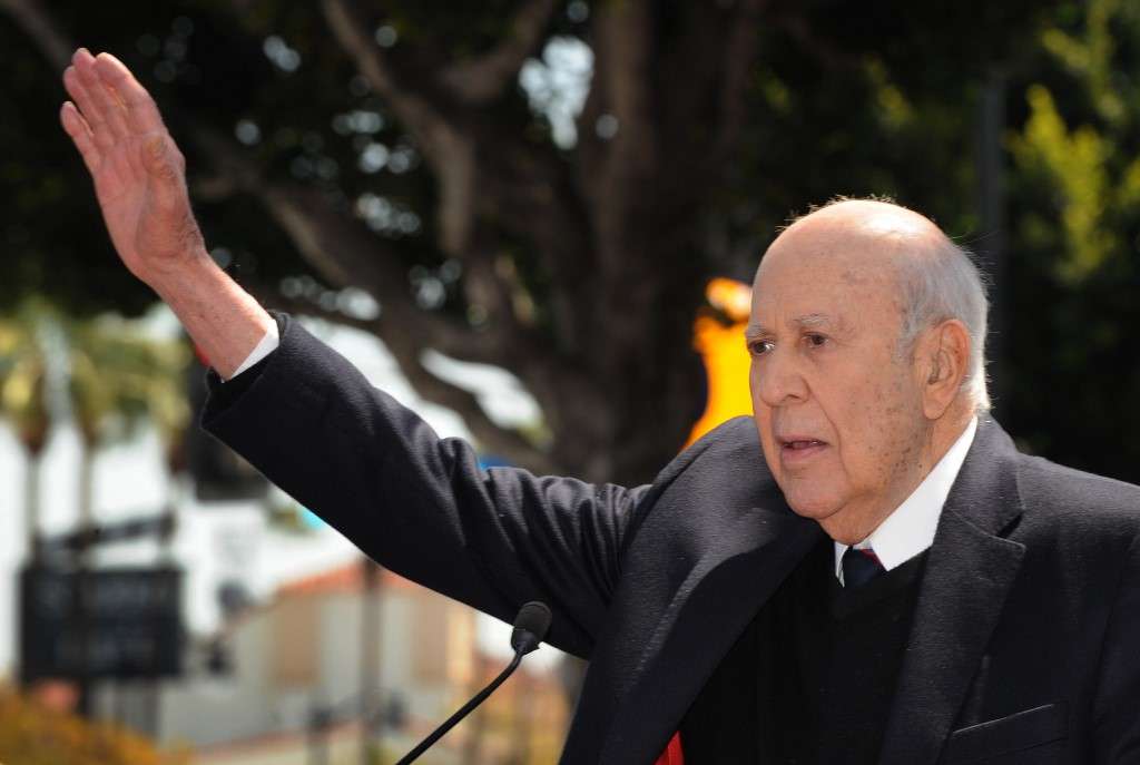 Carl Reiner, nacido en el Bronx, Nueva York, quizás fue más conocido por la galardonada comedia de TV de los años 60 “The Dick Van Dyke Show”, que creó y en la que interpretó un hilarante papel, que le reportó cinco Emmys.