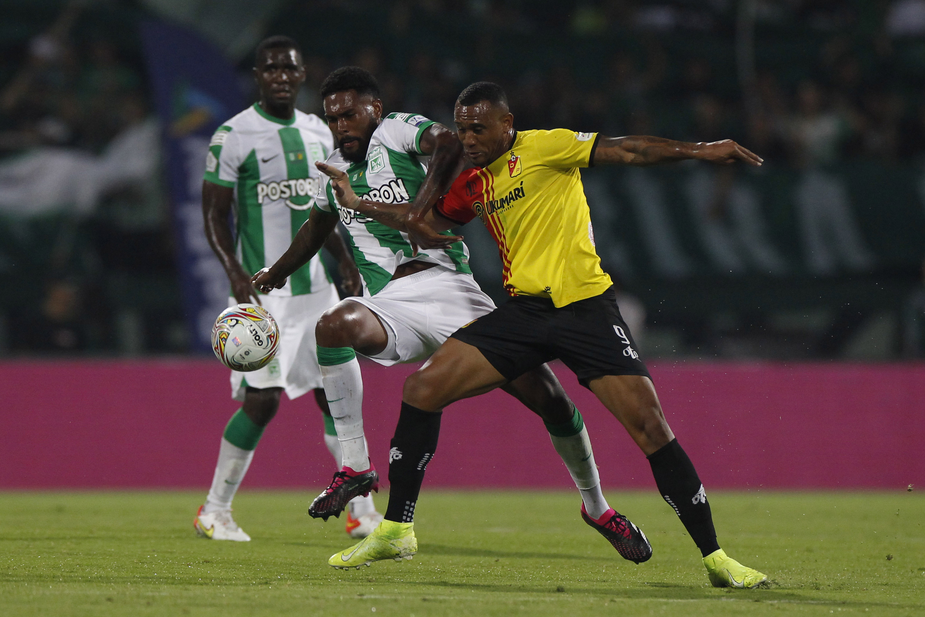 AMDEP1639. MEDELLÍN (COLOMBIA), 16/02/2023.- Cristian Devenish (c) de Nacional disputa un balón con Ángelo Rodríguez (d) de Pereira hoy, en la final de la Superliga de Colombia entre Atlético Nacional y Deportivo Pereira en el estadio Atanasio Girardot en Medellín (Colombia). EFE/Luis Eduardo Noriega A.