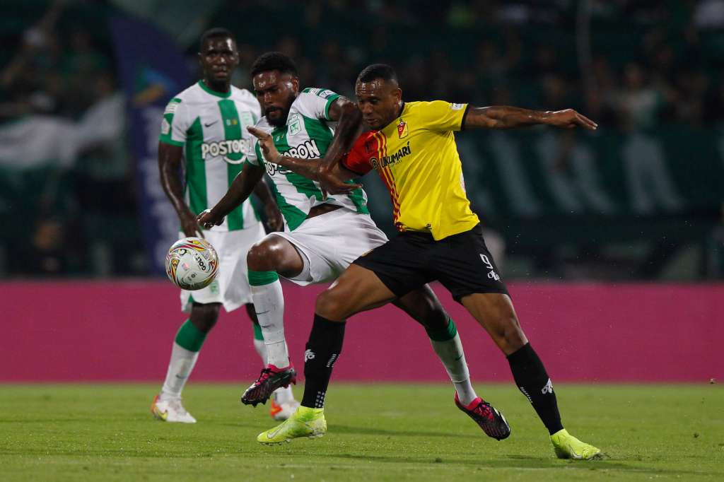 AMDEP1639. MEDELLÍN (COLOMBIA), 16/02/2023.- Cristian Devenish (c) de Nacional disputa un balón con Ángelo Rodríguez (d) de Pereira hoy, en la final de la Superliga de Colombia entre Atlético Nacional y Deportivo Pereira en el estadio Atanasio Girardot en Medellín (Colombia). EFE/Luis Eduardo Noriega A.