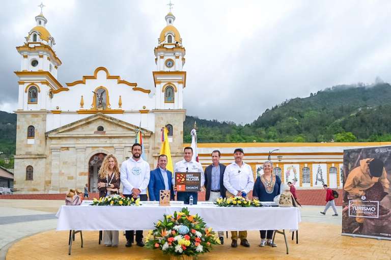 Dentro del Bootcamp de Innovación en Turismo Comunitario, el alcalde anterior y el alcalde actual de Choachí, recibieron la placa que los acredita como Best Tourism Village de la ONU Turismo.