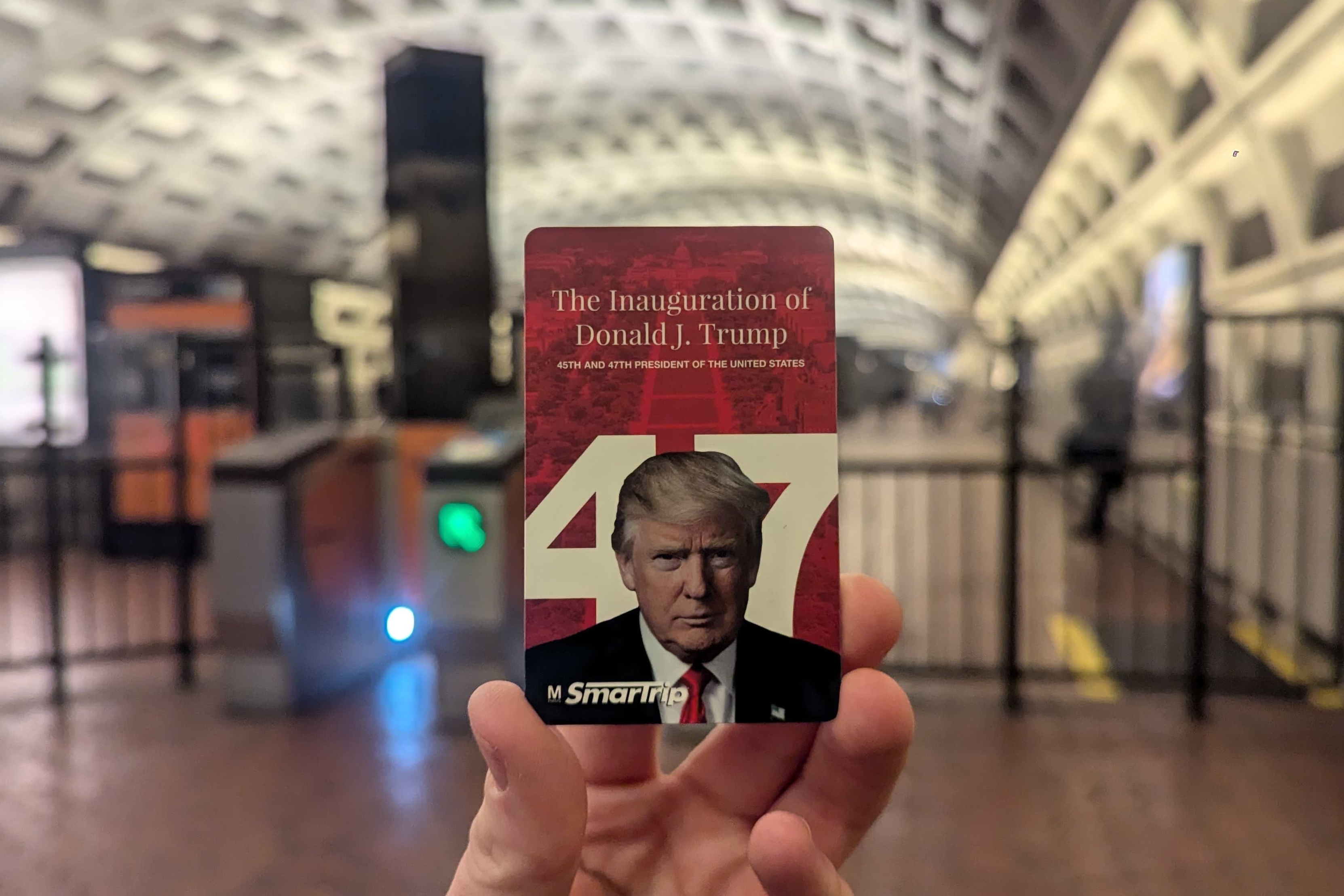 AME1726. WASHINGTON (ESTADOS UNIDOS), 16/01/2025.- Una persona sostiene una tarjeta del metro conmemorativa con la imagen del presidente electo de Estados Unidos Donald Trump este jueves, en un estación en Washington (Estados Unidos). El metro de la ciudad de Washington lanzó esta semana tarjetas conmemorativas por la investidura del presidente electo de Estados Unidos, Donald Trump, del próximo 20 de enero, que contienen una fotografía del republicano. EFE/ Eduard Ribas