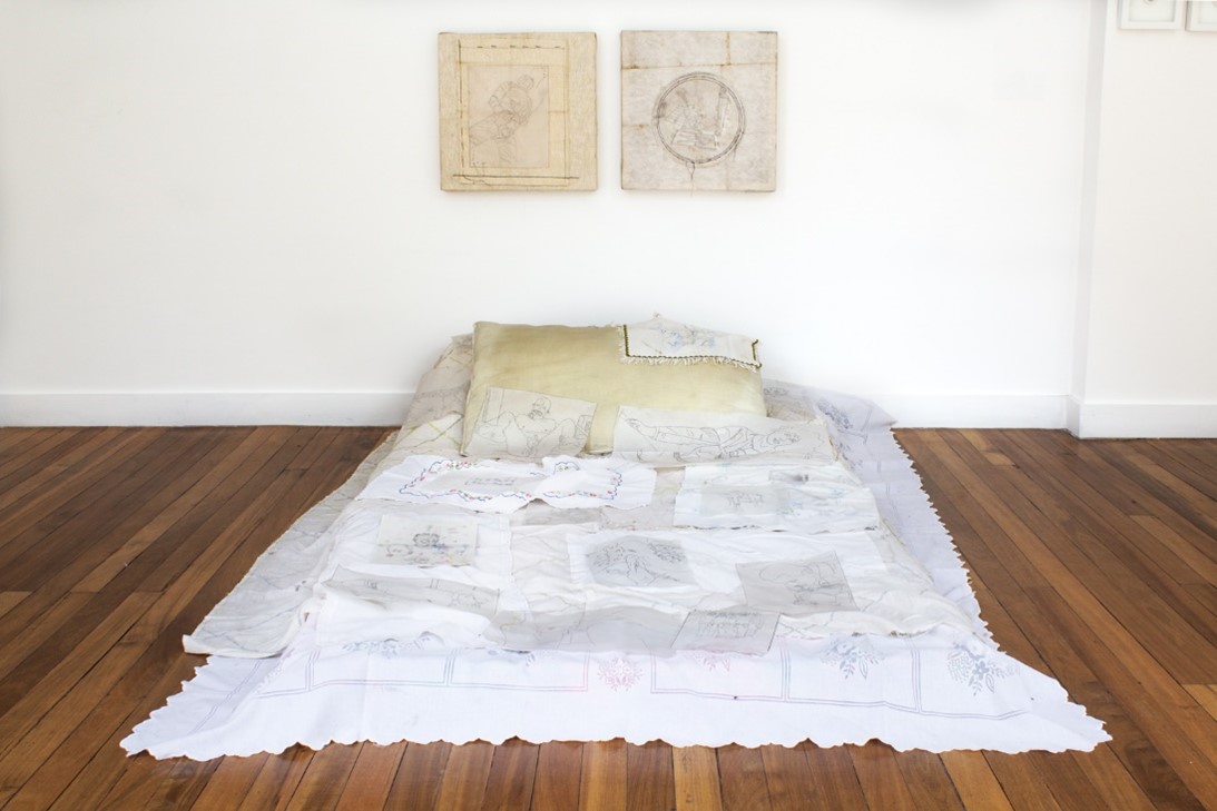 Iván Navarro. Pieles, 2022. Lápiz sobre papel, hilo, tela, colchoneta. Dimensiones variables.