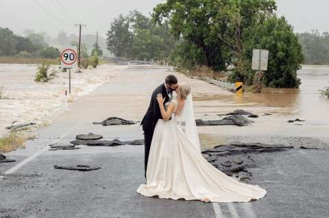 La boda que las inundaciones no pudieron hundir en Australia