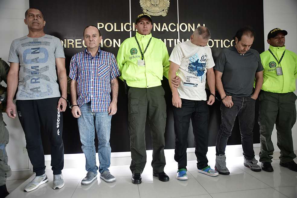 Grupo de personas capturadas junto al futbolista colombiano.Óscar PérezLa oprobiosa relación entre el narcotráfico y el fútbol en Colombia pareciera no tener fin. Fuecapturado el exintegrante de la selección de Colombia Jhon Viáfara, por orden de las autoridades de los Estados Unidos, que lo requieren para que comparezca en laCorte del Distrito Este de Texas por delitos federales relacionados con narcóticos, por hechos registrados entre el 2008 y 2018. Viáfara, exjugador del Once Caldas, fue detenido con cuatro personas más en Cali.