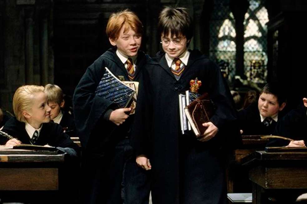 Hace 25 años se conoció la historia de Harry Potter, su llegada a Hogwarts y la profecía que se debía cumplir con él.