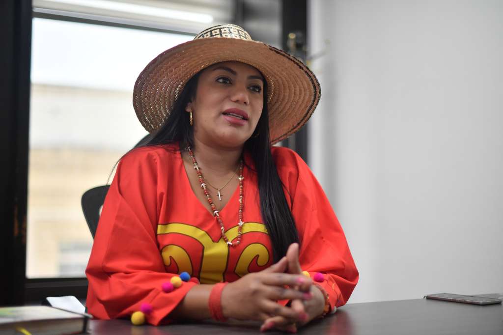 Senadora por el Pacto Histórico, líder indígena del clan Epinayú Epieyú de la comunidad wayú y abogada especialista en derecho ambiental.