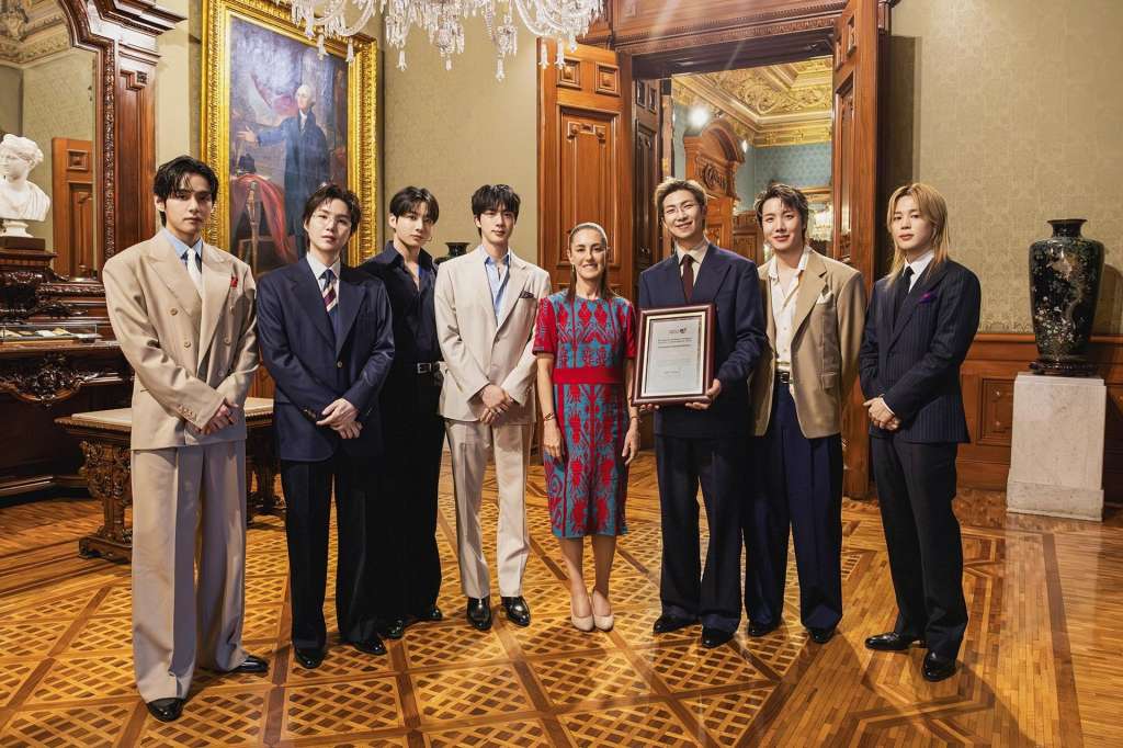 Mexico City (Mexico), 07/05/2026.- A handout photo made available by BigHit Music shows members of South Korea's K-pop group BTS posing for a photo with Mexican President Claudia Sheinbaum (5-L) at the presidential office in Mexico City, Mexico, 06 May 2026 (issued 07 May 2026). (Corea del Sur) EFE/EPA/BigHit Music HANDOUT HANDOUT EDITORIAL USE ONLY/NO SALES