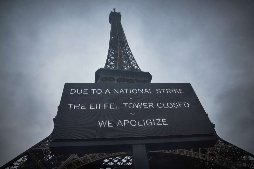 Turistas "desolados" ante el cierre de la torre Eiffel por huelga