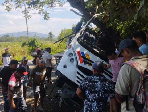 Accidente en vía Cúcuta-Puerto Santander dejó dos muertos y 16 heridos