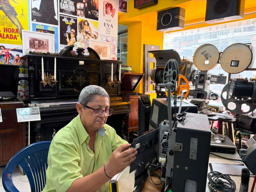 José Ferney Martínez lleva más de 40 años reparando cámaras fotográficas y cinematográficas, ha visto la transformación de la tradición que mantiene vivo el cine en la ciudad.