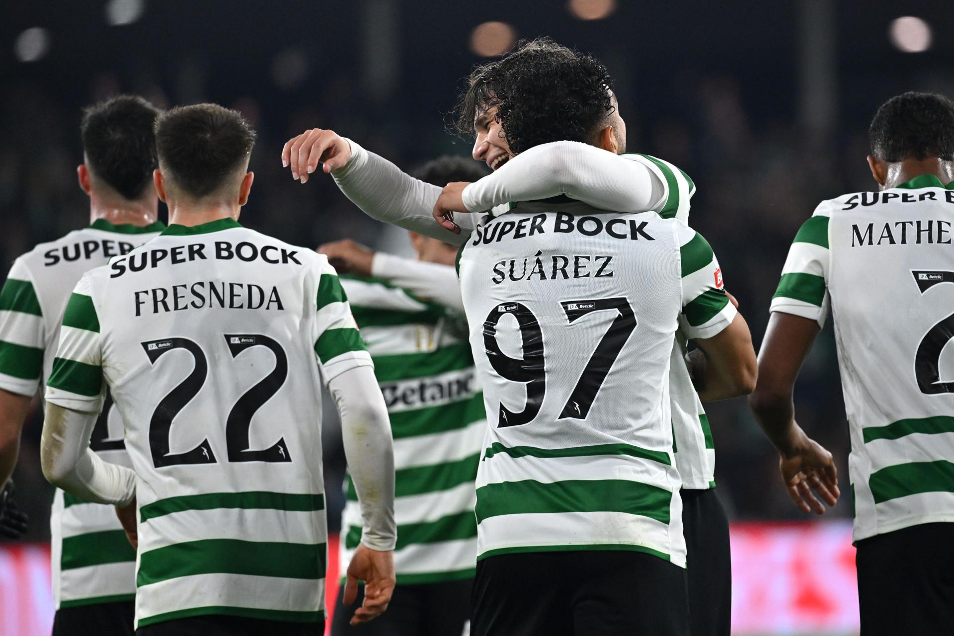 Barcelos (Portugal), 02/01/2026.- Sporting’s Luis Suarez (C) celebrates with his teammates after scoring the 0-1 goal during the Portuguese First League soccer match between Gil Vicente and Sporting CP, in Barcelos, Portugal, 02 January 2026. EFE/EPA/FERNANDO VELUDO