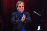 Elton John ayudó a un niño a salir de Ucrania