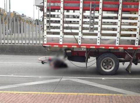 Muere ciclista tras ser arrollado por un camión en el centro de Bogotá