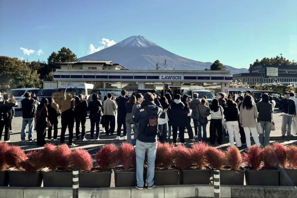 FUJIKAWAGUCHIKO (JAPÓN), 01/07/2026.- Fotografía tomada el 3 de noviembre de 2025. Uno de los paisajes más conocidos del pueblo de Fujikawaguchiko, una localidad cercana al Monte Fuji, la emblemática montaña que este miércoles inicia su temporada de ascensos entre debates por su regulación y una masificación turística en aumento. EFE/ Pilar Bernal Zamora
