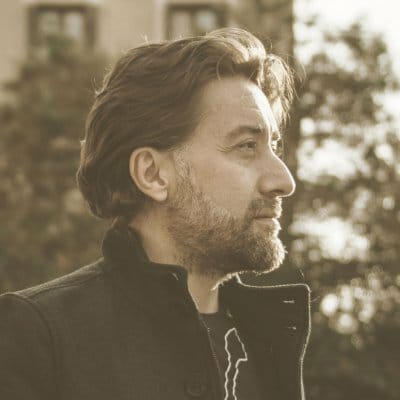 Carlos Alberto Palacio es autor de los poemarios Pasacintas (2013), Así se besa un cactus (2017) y Abajo había nubes (2020).