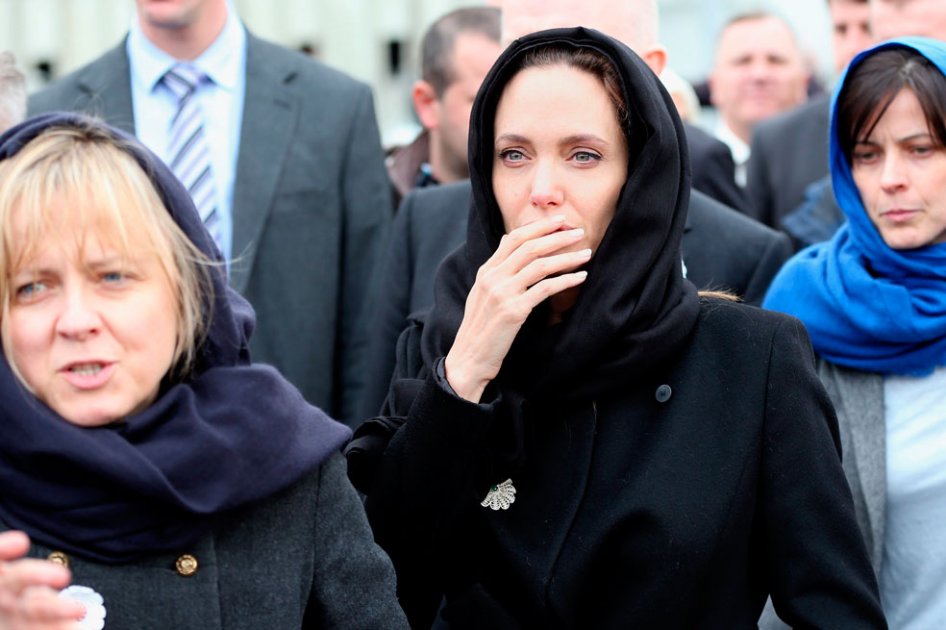 Angelina Jolie (c), visita el centro memorial de Potocari, en los alrededores de Srebrenica, Bosnia.