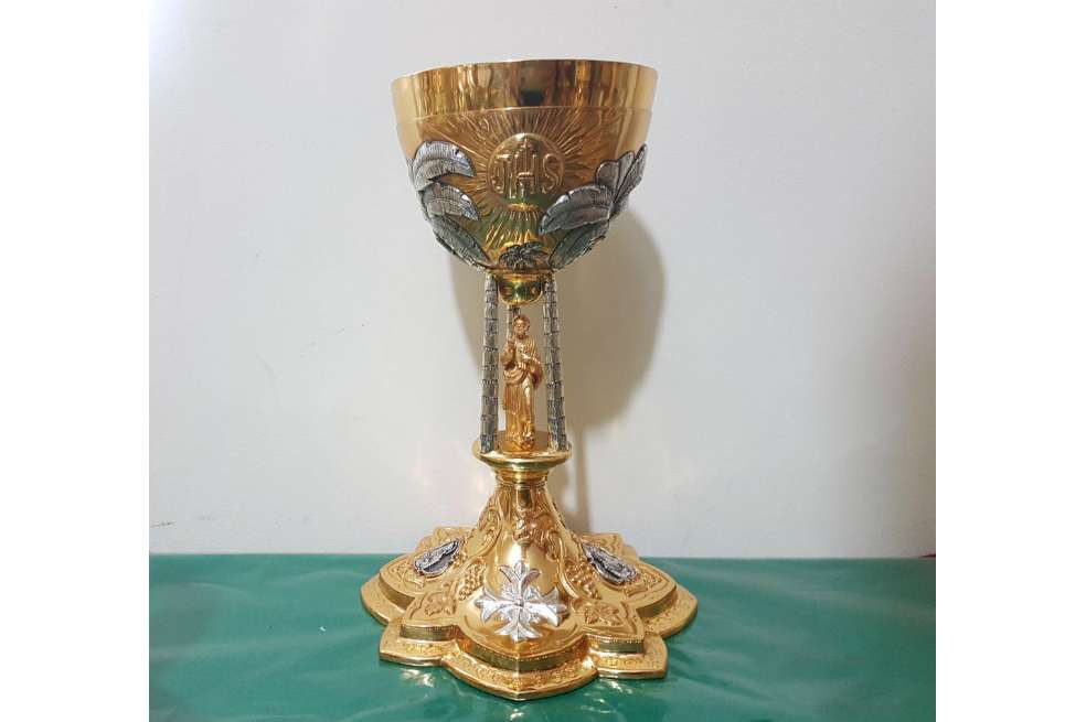 El cáliz donde el papa consagrará el vino, tiene en el centro la figura esculpida de San Pedro (el primer pontífice de la Iglesia). / / Cortesía