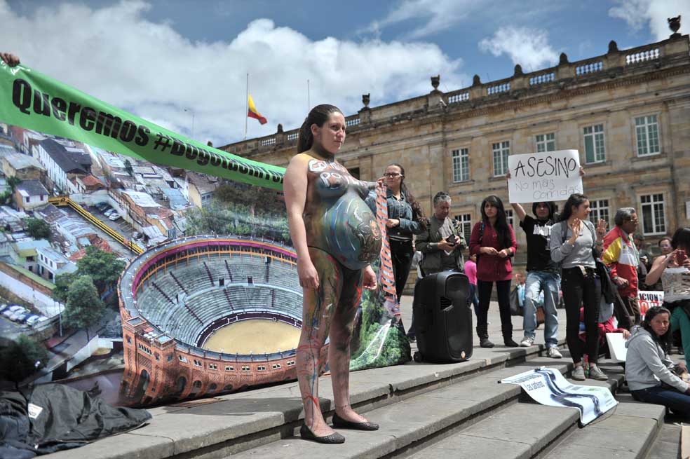 Grupos ambientalistas y animalistas protestaron en la Plaza de Bolívar por el regreso de las corridas de toros. / Luis Ángel
