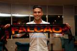 Apoteósico recibimiento a Falcao en Estambul