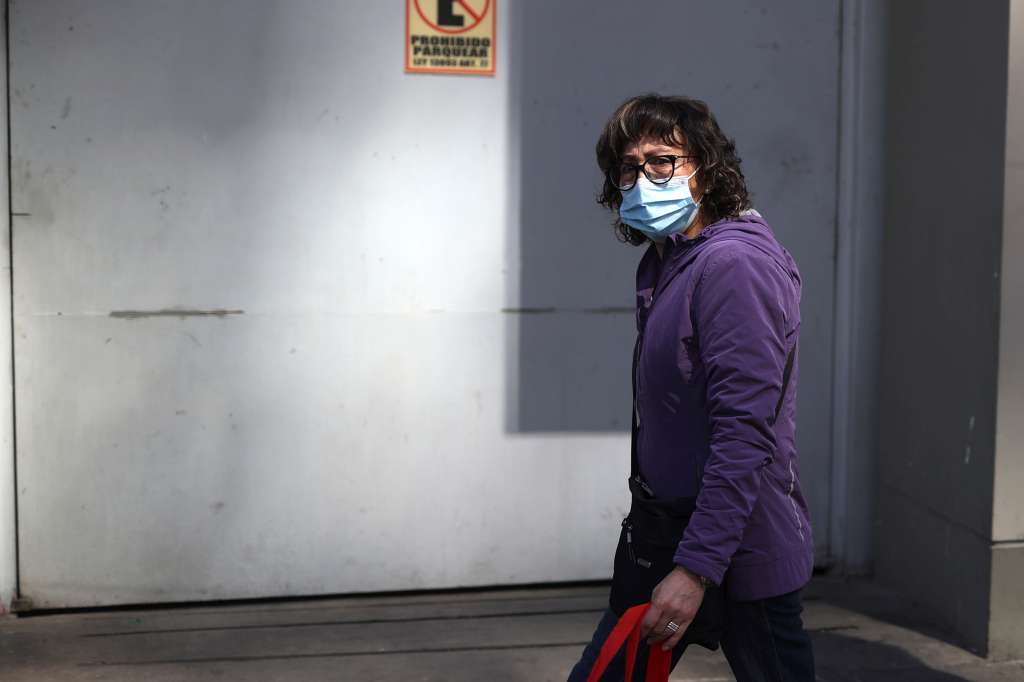 BOL01 LA PAZ (BOLIVIA) 11-09-2024.- Una mujer camina usando tapabocas este miércoles en La Paz (Bolivia). Bolivia afronta una crisis climática debido a los incendios forestales que han derivado en la declaración gubernamental de "emergencia nacional" por los efectos negativos en la calidad del aire, algo que se ha convertido en un problema regional junto a los fuegos que se registran en Brasil y Paraguay. EFE/Luis Gandarillas