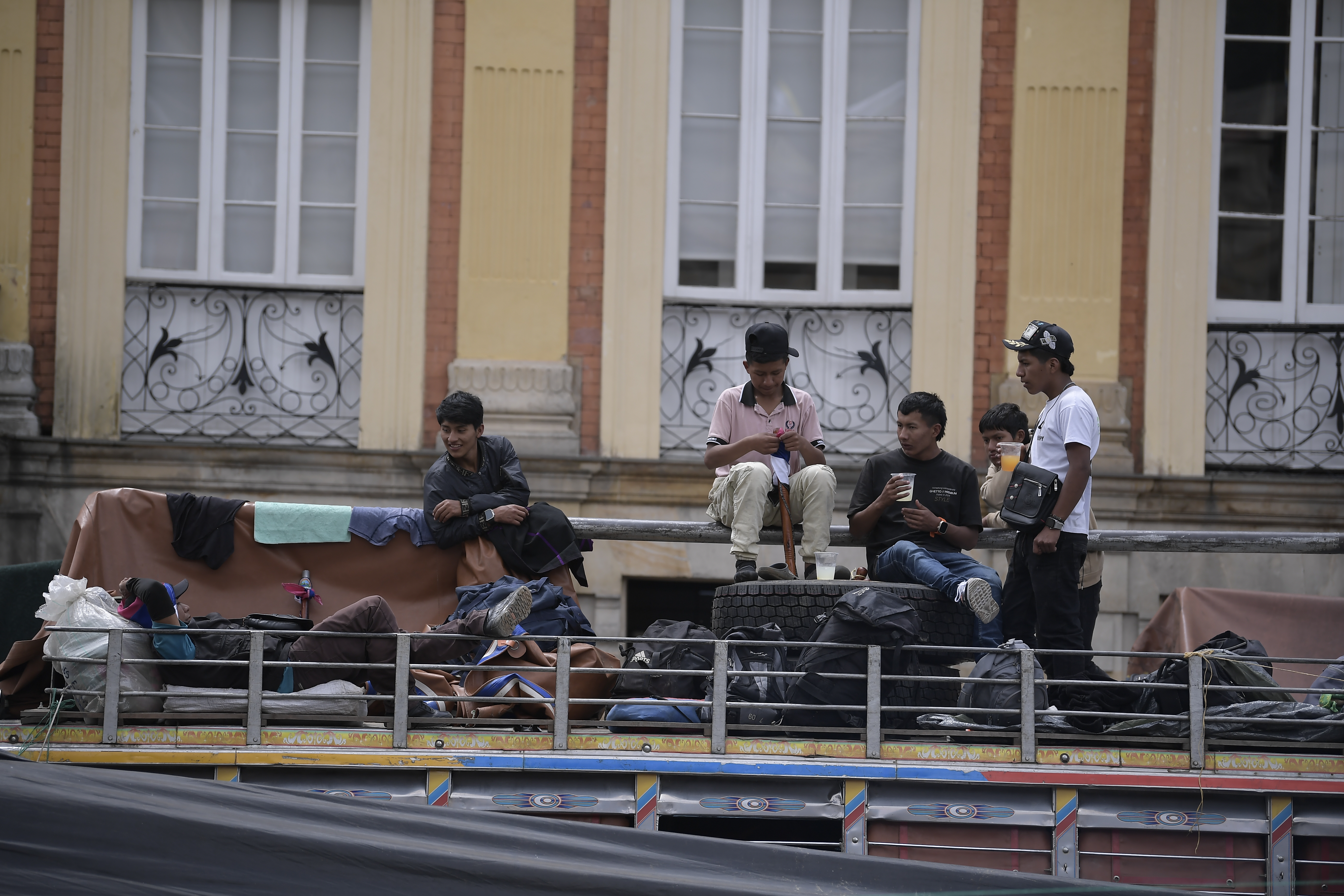Más de 1.500 indígenas de Piandamó (Cauca) y Nariño llegaron a Bogotá en chivas, luego se instalaron en la Plaza de Bolívar a la espera de que el presidente Gustavo Petro los escuche.