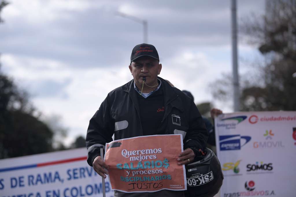 Conductores de Transmilenio y el SITP realizaron un plantón y luego marcharon por la avenida El Dorado.