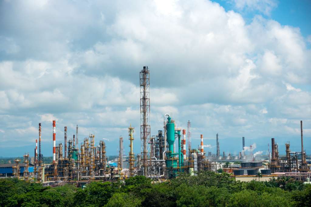 Las refinerías de petróleo, como esta en Barrancabermeja (Santander), son una de las principales fuentes emisoras de metano. / Getty Images